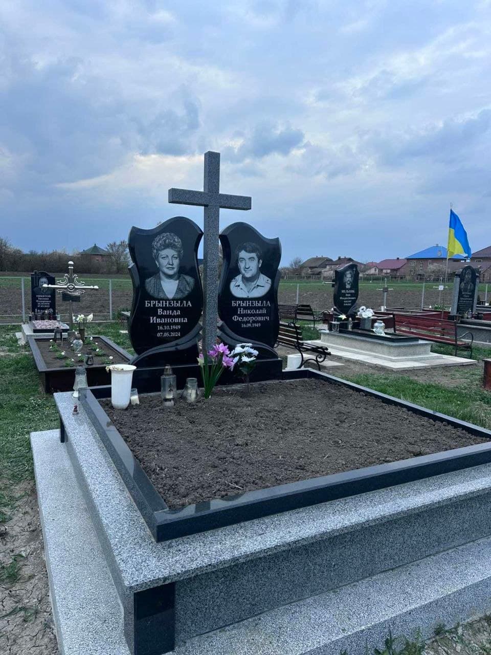 17 — Пам'ятники Новоселиця Simchuk Granit