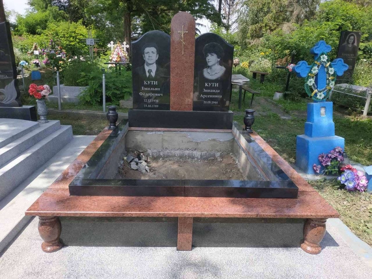 27 — Пам'ятники Новоселиця Simchuk Granit